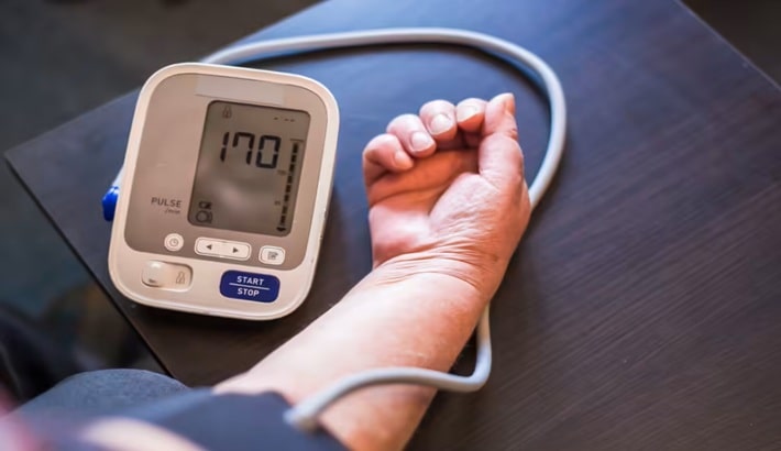 علت سرگیجه چیست | ارتباط نوسانات فشار خون